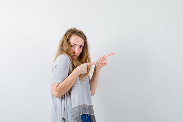 Foto gratuita mujer joven expresiva posando en el estudio