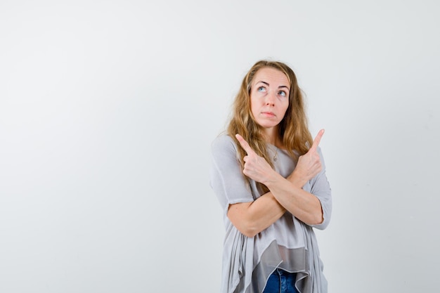 Mujer joven expresiva posando en el estudio