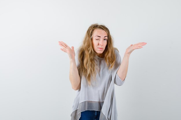 Mujer joven expresiva posando en el estudio