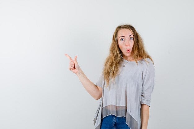 Mujer joven expresiva posando en el estudio