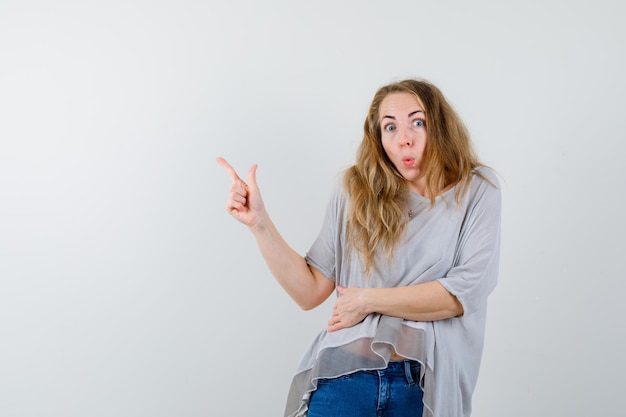 Mujer joven expresiva posando en el estudio