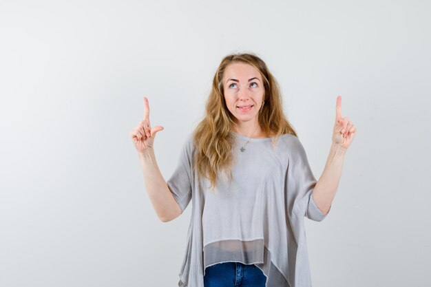 Mujer joven expresiva posando en el estudio