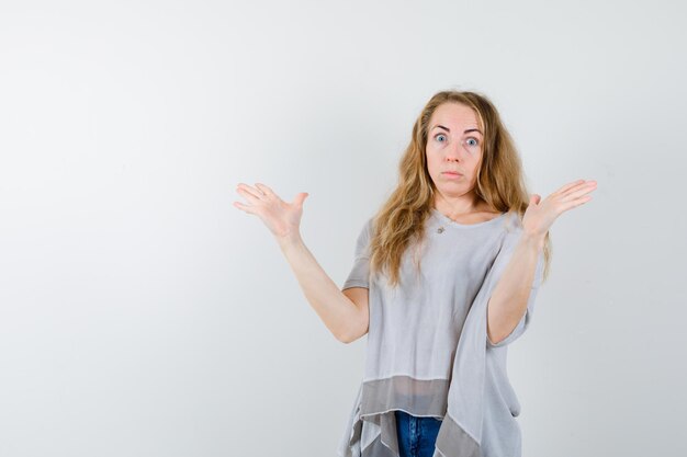 Mujer joven expresiva posando en el estudio