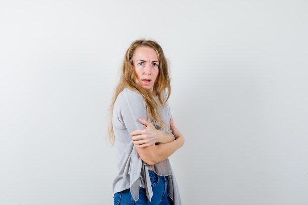 Mujer joven expresiva posando en el estudio