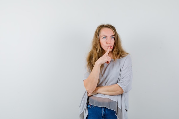 Mujer joven expresiva posando en el estudio