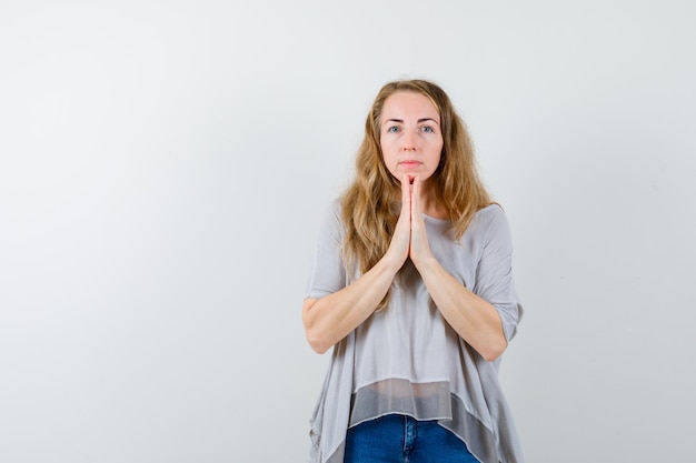 Foto gratuita mujer joven expresiva posando en el estudio