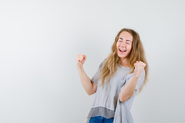 Mujer joven expresiva posando en el estudio