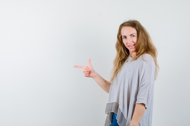 Mujer joven expresiva posando en el estudio