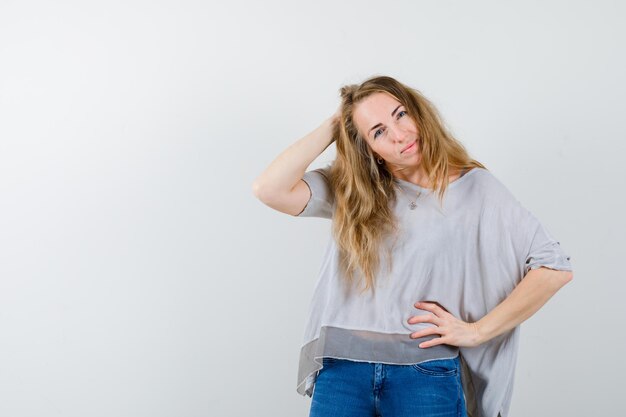 Mujer joven expresiva posando en el estudio