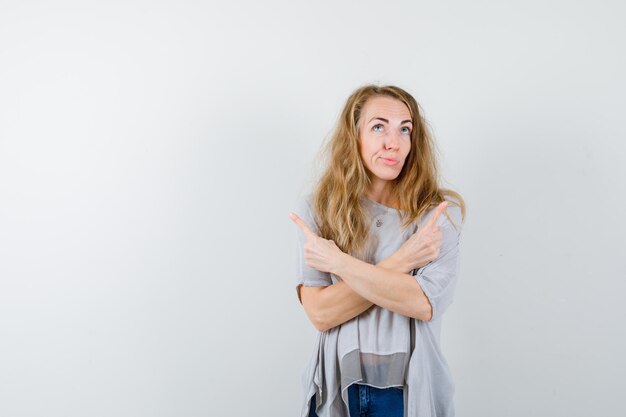 Mujer joven expresiva posando en el estudio