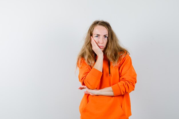 Mujer joven expresiva posando en el estudio