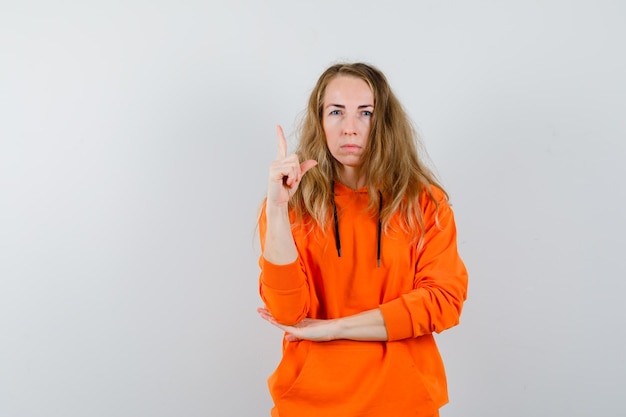 Mujer joven expresiva posando en el estudio