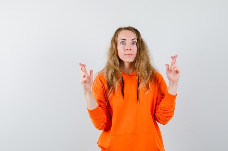 Foto gratuito mujer joven expresiva posando en el estudio