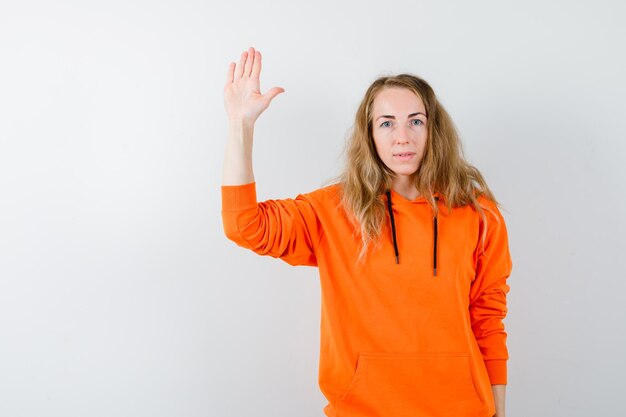 Mujer joven expresiva posando en el estudio