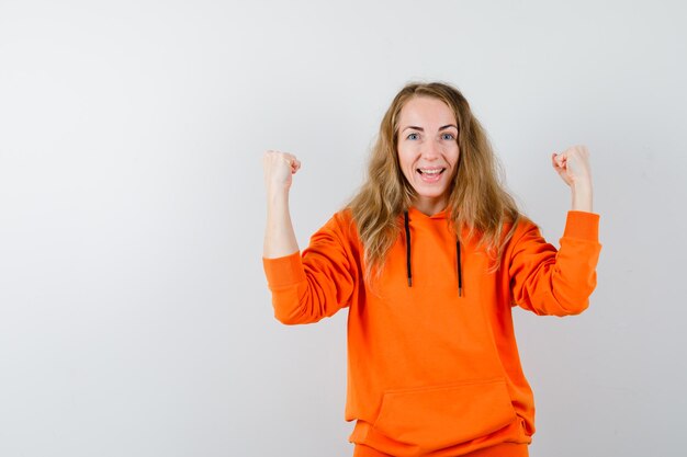 Mujer joven expresiva posando en el estudio