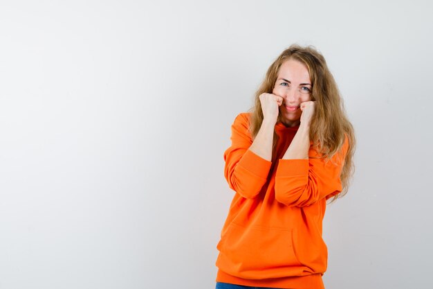 Mujer joven expresiva posando en el estudio