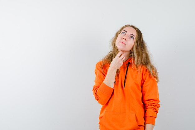 Mujer joven expresiva posando en el estudio