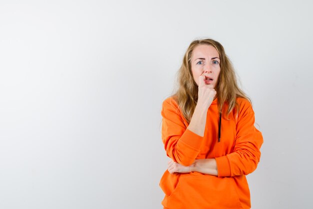 Mujer joven expresiva posando en el estudio