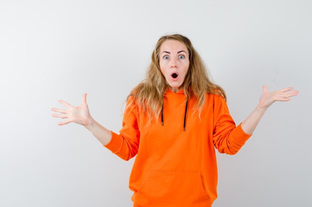 Mujer joven expresiva posando en el estudio