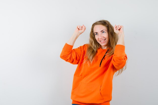 Mujer joven expresiva posando en el estudio