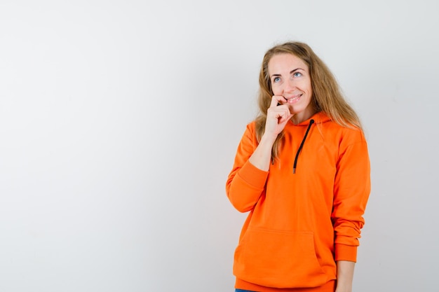 Mujer joven expresiva posando en el estudio