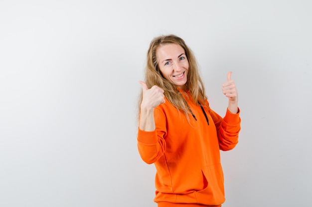 Mujer joven expresiva posando en el estudio