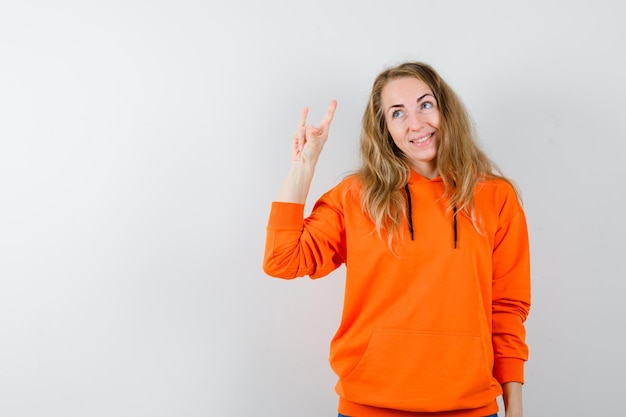 Mujer joven expresiva posando en el estudio