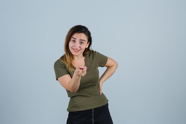 Mujer joven expresiva posando en el estudio