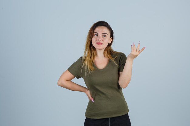 Mujer joven expresiva posando en el estudio