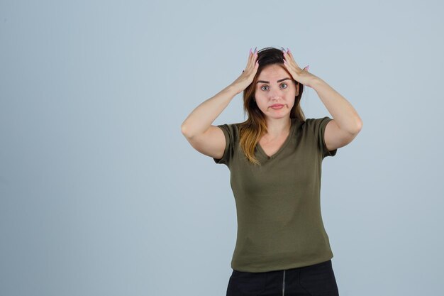 Mujer joven expresiva posando en el estudio