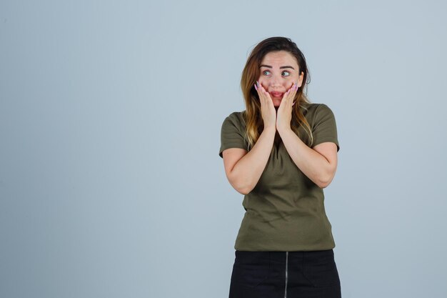 Mujer joven expresiva posando en el estudio