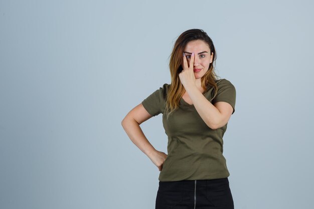 Mujer joven expresiva posando en el estudio