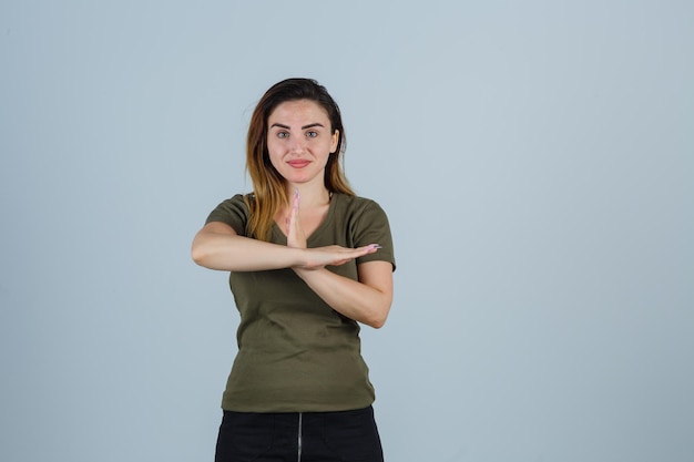 Foto gratuita mujer joven expresiva posando en el estudio