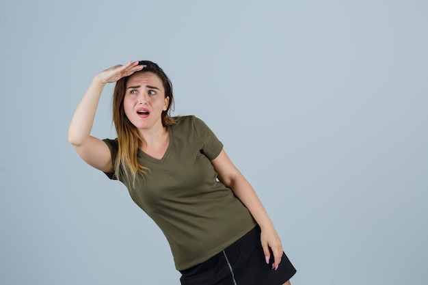 Mujer joven expresiva posando en el estudio