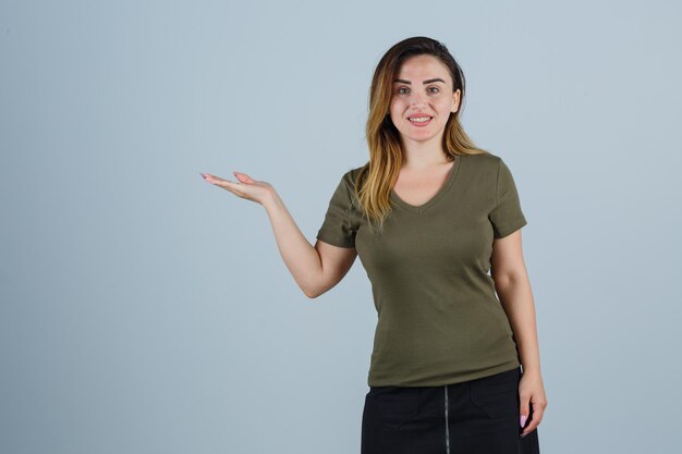 Mujer joven expresiva posando en el estudio