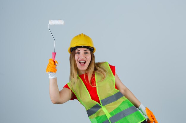 Mujer joven expresiva posando en el estudio