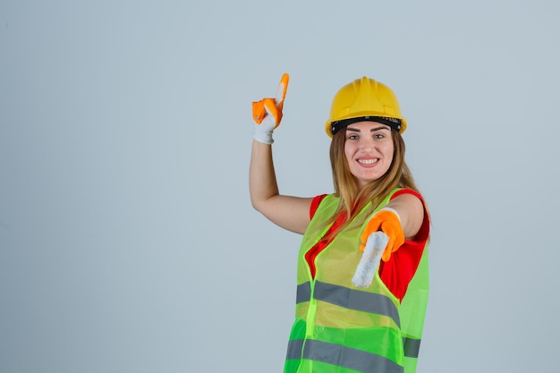 Mujer joven expresiva posando en el estudio