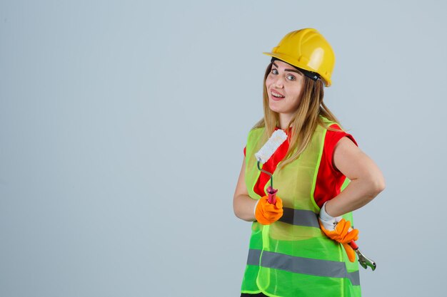 Mujer joven expresiva posando en el estudio