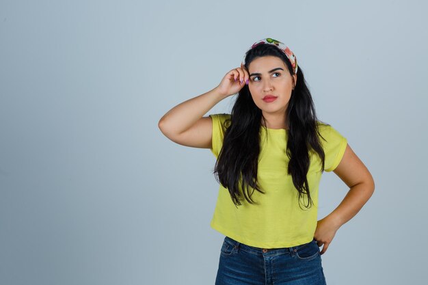 Mujer joven expresiva posando en el estudio