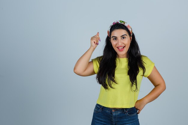 Mujer joven expresiva posando en el estudio