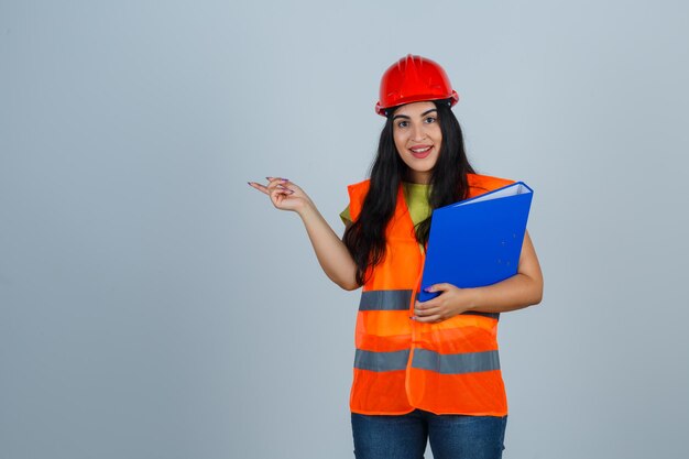 Mujer joven expresiva posando en el estudio