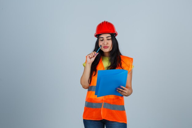 Mujer joven expresiva posando en el estudio