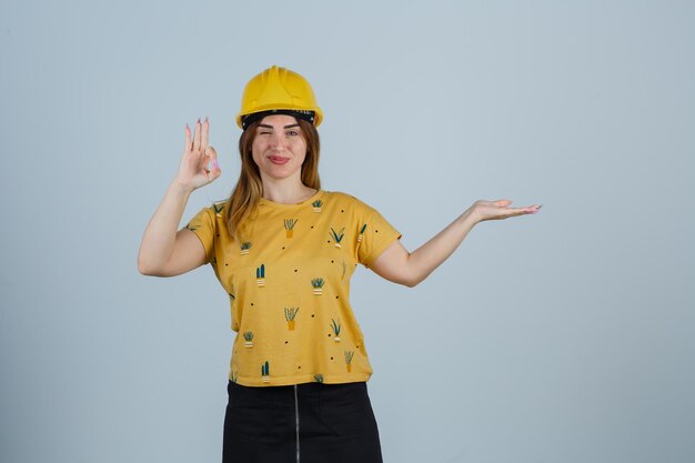 Mujer joven expresiva posando en el estudio