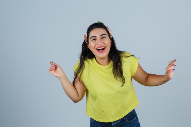 Mujer joven expresiva posando en el estudio