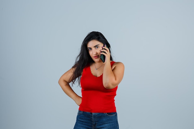 Mujer joven expresiva posando en el estudio