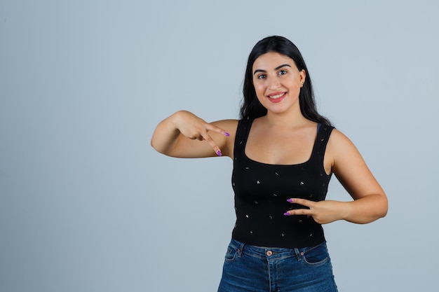 Mujer joven expresiva posando en el estudio