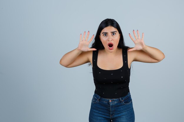 Mujer joven expresiva posando en el estudio