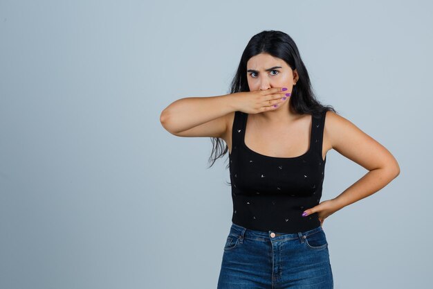 Mujer joven expresiva posando en el estudio