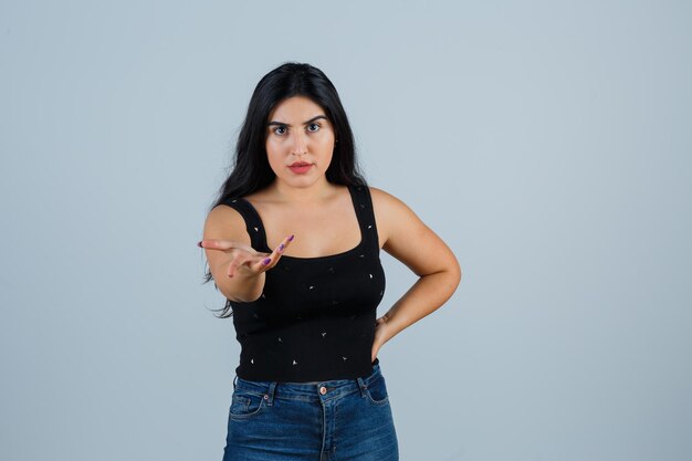 Mujer joven expresiva posando en el estudio