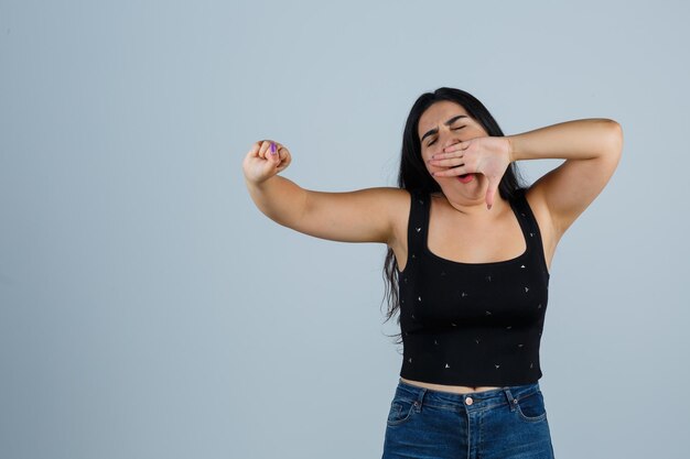 Mujer joven expresiva posando en el estudio